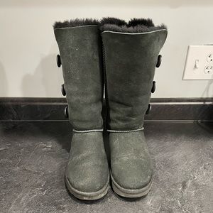 EUC TRIPLE Bailey button black Uggs
